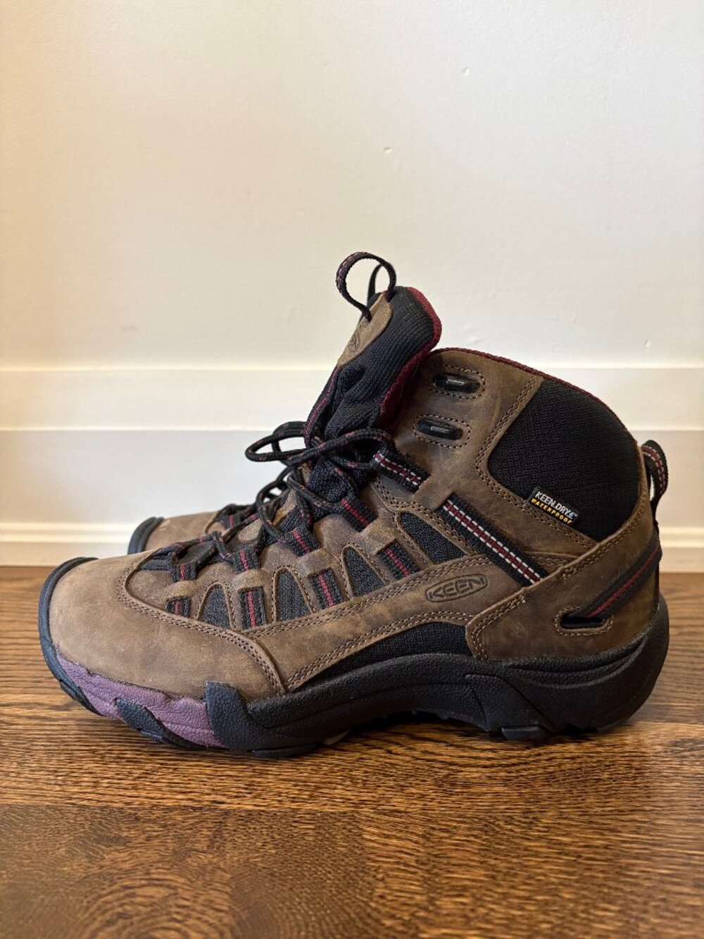 KEEN Women’s Hiking Boots | Waterproof | Size 9 | Brown Burgundy